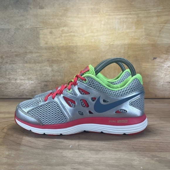Nike Dual Fusion Lite Womens Size 6.5 Running Shoes Silver Red 599560-001 - Picture 3 of 8